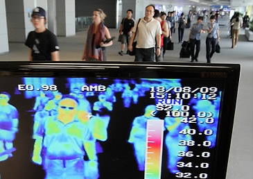 ▲ 국내에서 신종 플루로 인한 사망자가 발생하면서 불안감이 확산되고 있는 가운데 인천국제공항을 통해 입국한 여행객들이 검역소에 설치된 열감지카메라 앞으로 지나가고 있다. ⓒ 연합뉴스