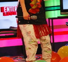 ▲ 산다라박 역시 공민지와 같은 곰돌이 바지를 입고 방송에 출연한 것으로 알려져 파문이 일고 있다. 사진은 한 네티즌이 포털사이트 게시판에 올린 관련 사진. ⓒ뉴데일리