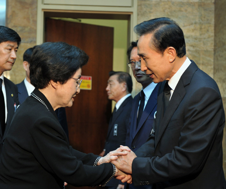 ▲ 이명박 대통령은 21일 오전 국회에 마련된&nbsp; 김대중 전 대통령(DJ)의 빈소를 찾아 조문했다. ⓒ 뉴데일리<=청와대 제공>&nbsp;