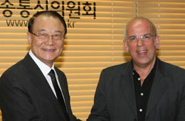 ▲ 최시중 방송통신위원회 위원장은 21일 존 스미스 BBC 월드와이드 사장과 만나 상호 관심사를 논의했다. ⓒ 뉴데일리