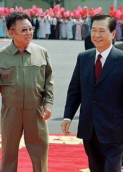 ▲ 지난 2000년 6월13일 남북정상회담을 위해 평양순안공항에 도착한 고 김대중 전 대통령(우)과 김정일의 모습  ⓒ연합뉴스