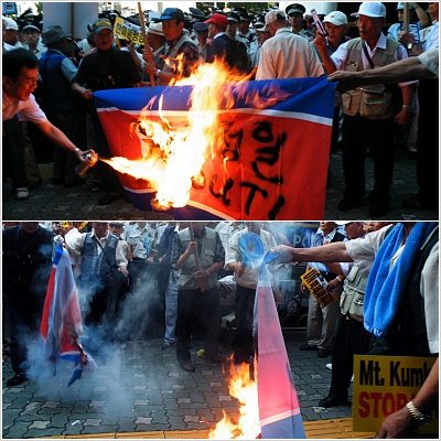 ▲ '북한 김정일 OUT'이라고 적힌 인공기에 불을 붙여 화형식을 벌이는 우파단체&nbsp; ⓒ 뉴데일리