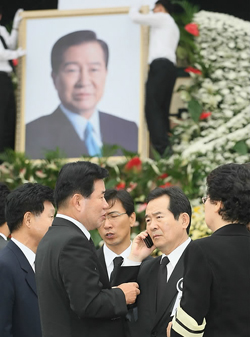 ▲ 민주당 정세균 대표 등 의원들이 19일 서울광장에 설치된 고 김대중 전 대통령 분향소에서 대책을 논의하고 있다 ⓒ연합뉴스