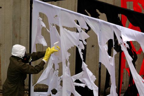 ▲ 구스타브 메츠거의 행위예술.