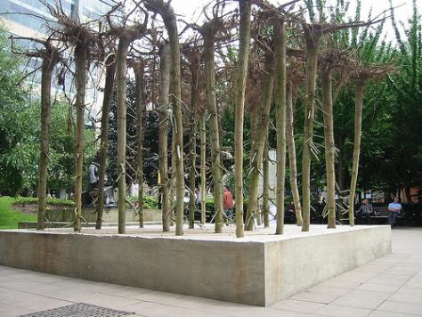 ▲ 구스타브 메츠거 '도리깨질하는 나무들'. 맨체스터 국제 페스티벌 출품작 (2009).