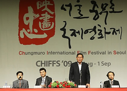 ▲ 15일 오전 서울 신세계백화점 본점 문화홀에서 열린 '제 3회 서울충무로국제영화제 기자간담회'에서 조직위원장인 정동일 서울 중구청장(오른쪽에서 두번째)이 인사말을 하고 있다 ⓒ연합뉴스