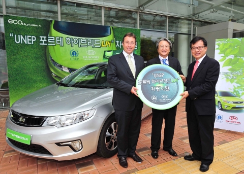 ▲ 기아차 포르테 하이브리드 LPi, 유엔의 환경 보호활동에 함께한다. 기아자동차㈜는 20일 &lsquo;2009 유넵 툰자 세계 어린이∙청소년 환경회의&rsquo;가 열린 대전 컨벤션 센터에서 유엔환경계획(유넵, UNEP) 한국위원회에 포르테 하이브리드 LPi 1대를 전달했다. 이날 지원된 포르테 하이브리드는 향후 유넵 한국위원회의 다양한 친환경 활동에 활용될 예정이다. 사진 왼쪽부터 유넵 아킴 슈타이너(Achim Steiner) 사무총장, 유넵 한국위원회 김재범 사무총장, 기아차 오영 판매사업부장. &nbsp;ⓒ 뉴데일리