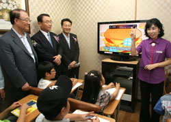 ▲ 최시중 방송통신위원회이 부천시 원미구 심곡지역아동센&rsquo;에서 24일 개최된 &lsquo;IPTV 공부방&rsquo; 개소식에 참석해 격려하고 있다. ⓒ 뉴데일리