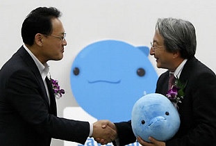 ▲ 유인촌 문화체육관광부장관이 24일 프레스센터에서 열린 기후변화 게임 개발을 위한 공동협력합의식에서 환경캐릭터로 선정된 '와디'를 김재범 UNEP 한국위원회 사무총장에게 기증하고 있다. ⓒ 연합뉴스