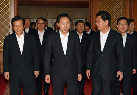 ▲ 이명박 대통령은 25일 한나라당 정책위원회의장단을 청와대로 초청해 오찬 간담회를 갖고 9월 정기국회에서 민생현안과 예산안의 차질없는 처리를 당부했다. ⓒ 뉴데일리<=청와대 제공>&nbsp;