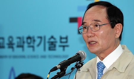 ▲ 대한민국 첫 우주발사체 나로호(KSLV-I)가 25일 발사에 성공했으나 정상궤도 진입에 실패한 것으로 알려졌다. 교육과학기술부 안병만 장관은 이날 나로우주센터 브리핑에서 나로호와 과학기술위성 2호가 예정보다 36㎞ 높은 고도 342㎞에서 분리된 것으로 파악된다고 말했다. ⓒ&nbsp;연합뉴스