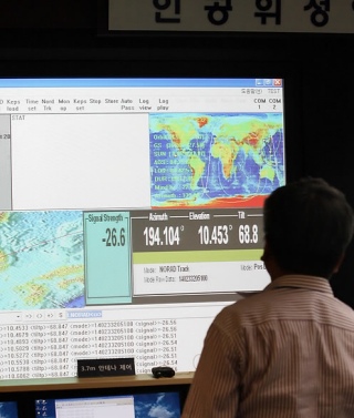 ▲ 지난 25일 발사된 한국형 우주발사체인 나로호(KSLV-1)에 실려 우주로 쏘아 올려진 '과학기술 위성 2호'에 대한 교신이 무산됐다. 사진은 위성이 성공적으로 발사됐을 경우 첫 교신 예정시각인 26일 오전 4시25분께 위성과의 교신을 맡은 KAIST 인공위성연구센터 지상국에서 한 연구원이 위성에 대한 아무런 정보가 나타나지 않는 모니터를 바라보고 있다. ⓒ 연합뉴스