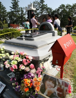 ▲ 15일 유골함이 도난당한 경기도 양평군 양수리 갑산공원 탤런트&nbsp;고 최진실 묘원 ⓒ 연합뉴스