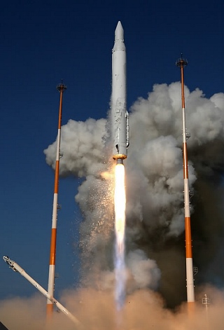 ▲ 한국 첫 우주발사체 나로호(KSLV-I)가 25일 오후 5시 전남 고흥군 외나로도 나로우주센터에서 거대한 화염을 내뿜으며 하늘로 솟구치고 있다.&nbsp; ⓒ&nbsp;연합뉴스