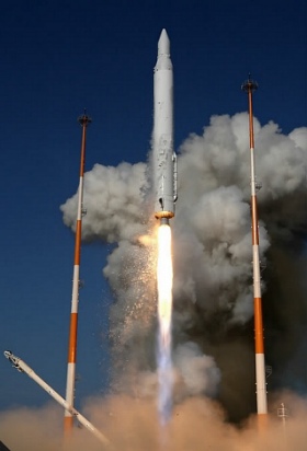 ▲ 한국 첫 우주발사체 나로호(KSLV-I)가 25일 오후 5시 전남 고흥군 외나로도 나로우주센터에서 거대한 화염을 내뿜으며 하늘로 솟구치고 있다.&nbsp; ⓒ 연합뉴스&nbsp;