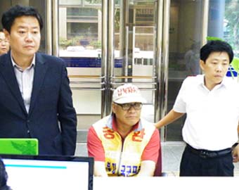 ▲ 26일 경찰청 민원실에서 경찰 과잉진압 사과와 경찰관 문책을 요구하는 민원을 접수하는 봉태홍 최성용 박상학씨(왼쪽부터) ⓒ 뉴데일리