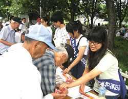 ▲ 범국민대학생실천단 단원들이 26일 종묘공원에서 김정일 ICC 제소를 위한 범국민서명운동을 벌이고 있다. ⓒ 독립신문 제공 