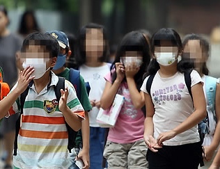 ▲ 개학을 맞은 서울시에 있는 한 초등학교 학생들이 26일 오전 마스크를 착용하고 하교하고 있다. 학교측은 신종플루 확산 방지차원에서 학부모들에게 개학일인 이날부터 등하교시 마스크를 착용하도록 문자를 보냈다. ⓒ 연합뉴스