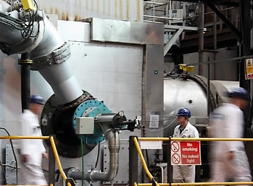 ▲ 두산중공업 영국자회사인 두산밥콕이 지난 7월 스코틀랜드 글래스고 렌프루 공장에서 영국 에너지 담당 조안 러덕차관(흰색 옷 여자) 등이 참석한 가운데 세계 최초로 이산화탄소를 전혀 배출하지 않는 석탄화력발전소용 보일러 버너 설비 시연회를 가진 모습.&nbsp;ⓒ&nbsp;연합뉴스