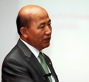 ▲ 이만의 환경부 장관이 13일 오전 전북도청 대회의실에서 환경관련 기관 직원과 공무원 등 300여 명이 참석한 가운데 '저탄소 녹색성장'을 주제로 강연하고 있다. &nbsp;ⓒ&nbsp;연합뉴스