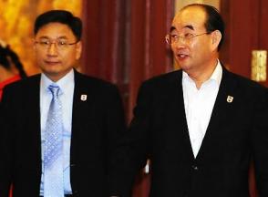 ▲ 남북적십자 회담 이틀째인 27일 오전 북한 금강산호텔에서 남측 수석대표인 김영철(오른쪽) 적십자 사무총장이 김동식 대한적십사 남북교류실행위원과 의견을 나누며 상황실을 나서고 있다.  ⓒ 연합뉴스