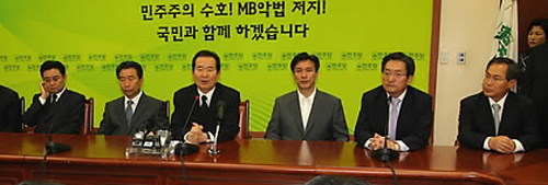 ▲ 27일 전격등원을 선언한 민주당은 국회 민주당 대표실에서 기자회견을 열고 