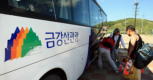 ▲ 지난 25일 사업장 점검을 위해 금강산으로 들어가는 사업자들. 북한이 작년 12월1일부터 시행해온 육로통행 및 체류 관련 제한조치를 지난 21일부로 해제함에 따라 매주 화요일 1회씩 운영되던 동해선 출.입경도 다음 달부터는 변화가 있을 전망이다 ⓒ연합뉴스