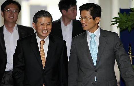 ▲ 환하게 웃으며 함께 회의장으로 입장하는 김문수 경기도지사와 황우석 박사 ⓒ 연합뉴스