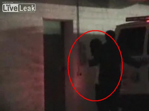 ▲ 미국의 한 네티즌이 마이클 잭슨의 생존을 주장하며 근거로 내세운 동영상. 실제로 시체검시관의 차에서 내린 긴 흑발에 흰색 상의를 입은 남자가 관계자의 보호를 받으며 건물 안으로 들어가고 있다.&nbsp; ⓒ 라이브리크닷컴(http://www.liveleak.com)