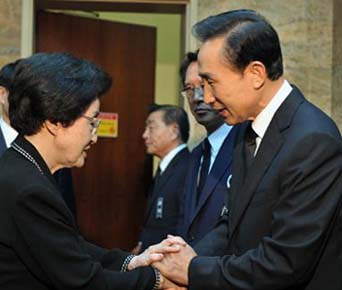 ▲ 이명박 대통령 지지도가 8월 들어 40%대 선에서 안착하는 추세다. 이는 최근의 경제회복과 이 대통령의 친서민 행보, 고 김대중 전 대통령 국장 허용 등에 힘입은 것으로 분석됐다. 사진은 김 전 대통령 빈소에서 이희호 여사(왼쪽)를 위로하는 이 대통령 ⓒ 뉴데일리