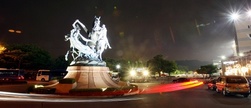 ▲ 매년 7월과 8월, 여름이 다가오면 많은 이들이 기다리는 야간경마축제가 서울경마공원에서 열린다. 한 낮의 태양빛을 피해 진행되는 야간경마는 수 만개의 조명 아래 말들의 시원한 레이스가 어우러져 보는 것만으로도 더위를 싹 가시게 하는 묘한 매력이 있다.  ⓒ 뉴데일리