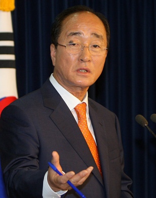 ▲ 자유선진당 심대평 대표가 30일 오후 국회 정론관에서 탈당 긴급 기자회견을 열고 있다.  ⓒ 연합뉴스 