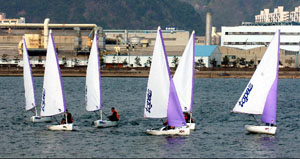 ▲ .태화강에서 주말을 맞아 요트 동호인들이 봄바람을 가르며 요트타기를 즐기고 있다. ⓒ 뉴데일리