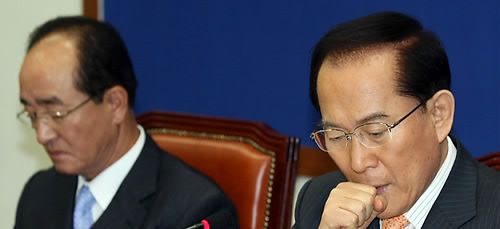 ▲ 이회창 자유선진당 총재(우)와 탈당한 심대평 전 대표 ⓒ연합뉴스