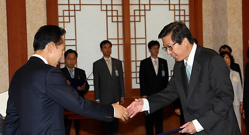 ▲ 이명박 대통령이 1일 청와대에서 박형준 신임 정무수석에게 임명장을 수여하고 있다. ⓒ 연합뉴스 