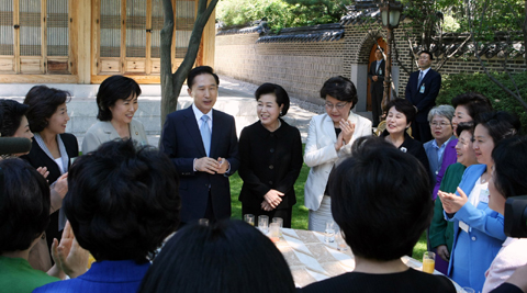 ▲ 이명박 대통령은 1일 한나라당 소속 여성의원들을 청와대로 초청, 오찬을 겸한 간담회를 갖고 9월 정기국회에서의 역할을 당부했다. ⓒ 뉴데일리<=청와대 제공> 