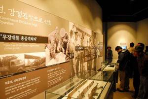 ▲ 강경진압을 강조한 전시물 ⓒ 뉴데일리