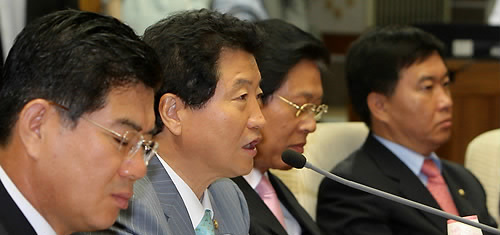 ▲ 안상수 한나라당 원내대표가 2일 회의에서 전날 민주당의 본회의장 피켓시위 및 집단퇴장을 강하게 비판하고 있다. ⓒ연합뉴스