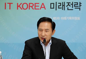 ▲ 이명박 대통령이 2일 오전 상암동 DMC에서 열린 미래기획위원회 제5차 보고회에서 인사말을 하고 있다 ⓒ&nbsp;연합뉴스