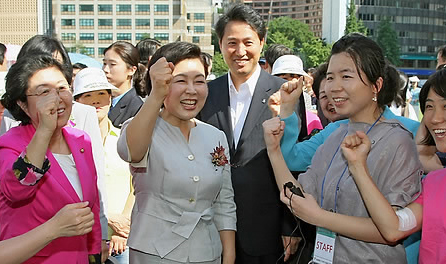 ▲ 이명박 대통령 부인 김윤옥 여사가 2일 오후 서울광장에서 열린 '엄마가 신났다' 페스티벌 현장을 방문, 서부여성발전센터 부스에서 오세훈 서울시장 등 참가자들과 함께 파이팅을 외치고 있다. ⓒ 연합뉴스