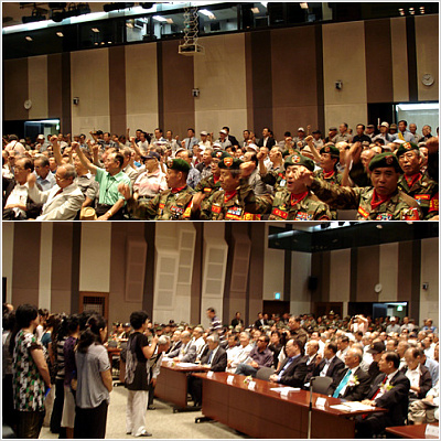 ▲ 6.25남침피해유족회 주최로 2일 서울 중구 프레스센터에서 '제1차 안보강연회'가 열렸다. 이날 강연회에는 백한기 6.25남침피해유족회 회장, 이철승 대한민국건국기념사업회 회장, 이상훈 전 국방부장관,김길자 대한민국사랑회 회장, 서정갑 국민행동본부 본부장, 조갑제 조갑제닷컴 대표, 김성만 전 해군작전사령관, 봉태홍 라이트코리아 대표가 참석했다. 아래사진은 탈북자들 통해 북한실상에 관한 설명을 듣고 있는 내빈들 ⓒ 뉴데일리 