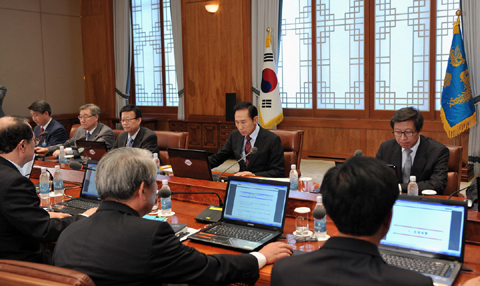 ▲ 이명박 대통령은 2일 청와대 개편 후 첫 수석비서관 회의를 주재했다. ⓒ 뉴데일리<=청와대 제공>