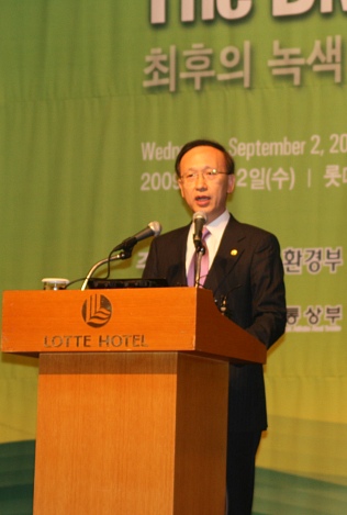 ▲ 현인택 통일부 장관은 2일 서울 소공동 롯데호텔에서 한국DMZ평화포럼 주최로 열린 &lsquo;최후의 녹색 갈라파고스, 한국의 DMZ&rsquo; 국제심포지엄에 참석, 