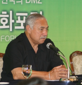 ▲ 2일 서울 롯데호텔에서 열린 '2009 한국DMZ 평화포럼 국제심포지엄'에서 기자회견 중인 애니 팔레오마베가(66&middot;Faleomavaega) 미국 민주당 하원의원.&nbsp; ⓒ 뉴데일리