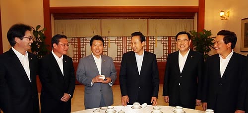 ▲ 이명박 대통령이 27일 오후 청와대에서 안상수 원내대표 등 한나라당 원내대표단을 초청해 만찬을 함께 하기에 앞서 환담하고 있다. 왼쪽부터 원희목 부대표, 성윤환 부대표, 안상수 원내대표, 이 대통령, 김정훈 수석부대표, 이학재 부대표. ⓒ연합뉴스