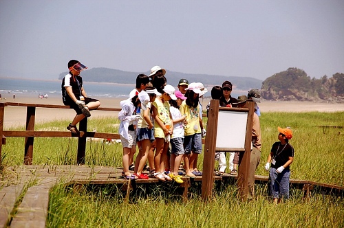 ▲ 국립공원관리공단 생태체험 프로그램을 체험하고 있는 어린이들.&nbsp; ⓒ 뉴데일리