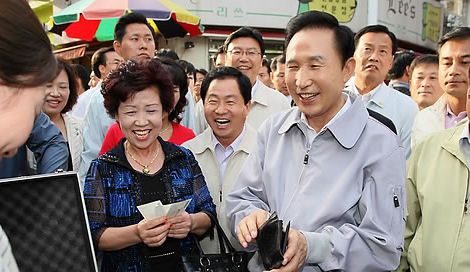 ▲ 이명박 대통령이 4일 오후 경기도 구리 수택동 구리시장을 방문, 새마을금고 간이 이동매대에서 전국통합 상품권을 구매하고 있다. ⓒ 연합뉴스