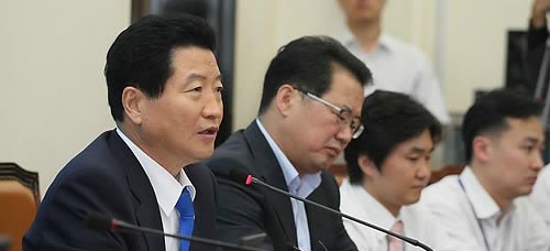 ▲ 안상수 한나라당 원내대표가 7일 북한의 임진강 댐방류로 인한 우리 국민 6명의 실종 사건에 대해 