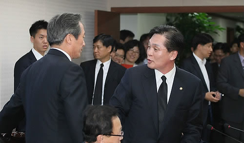 ▲ 한나라당 긴급 최고위원회의에 참석한 정몽준 공성진 최고위원. ⓒ연합뉴스