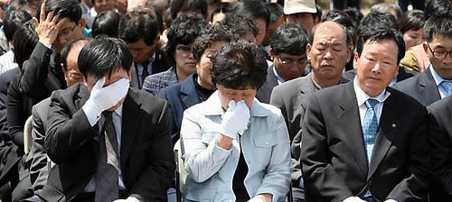 ▲ 지난 5월 '동의대 사건 순국 경찰관 20주기 추도식'이 국립대전현충원 경찰관 묘역에서 열려 참석한 유족들이 행사 도중 흐느끼고 있다. 앞줄 왼쪽이 동의대사태 유가족회장 정씨. 동의대 사건은 1989년 부산 동의대 학생들이 시위 진압 경찰에게 석유를 뿌리고 불을 질러 경찰관 7명이 사망한 사건이다 ⓒ연합뉴스